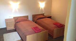 Гостиница Мераба Бахчисарай Бюджетный двухместный номер с 2 отдельными кроватями-2