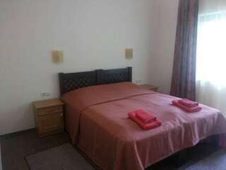 Гостиница Мераба Бахчисарай Двухместный номер с 1 кроватью или 2 отдельными кроватями и террасой-2